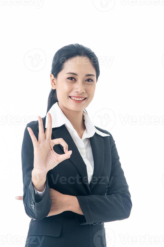 asiatico bellissimo inteligente e giovane donna d'affari con nero lungo capelli e completo da uomo è il esecutivo o manager mostrare sua mano con ok e sorridente con fiducia nel riuscito su isolato bianca sfondo foto