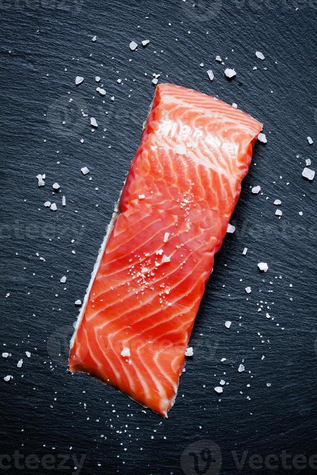 salmone salato e sale marino foto