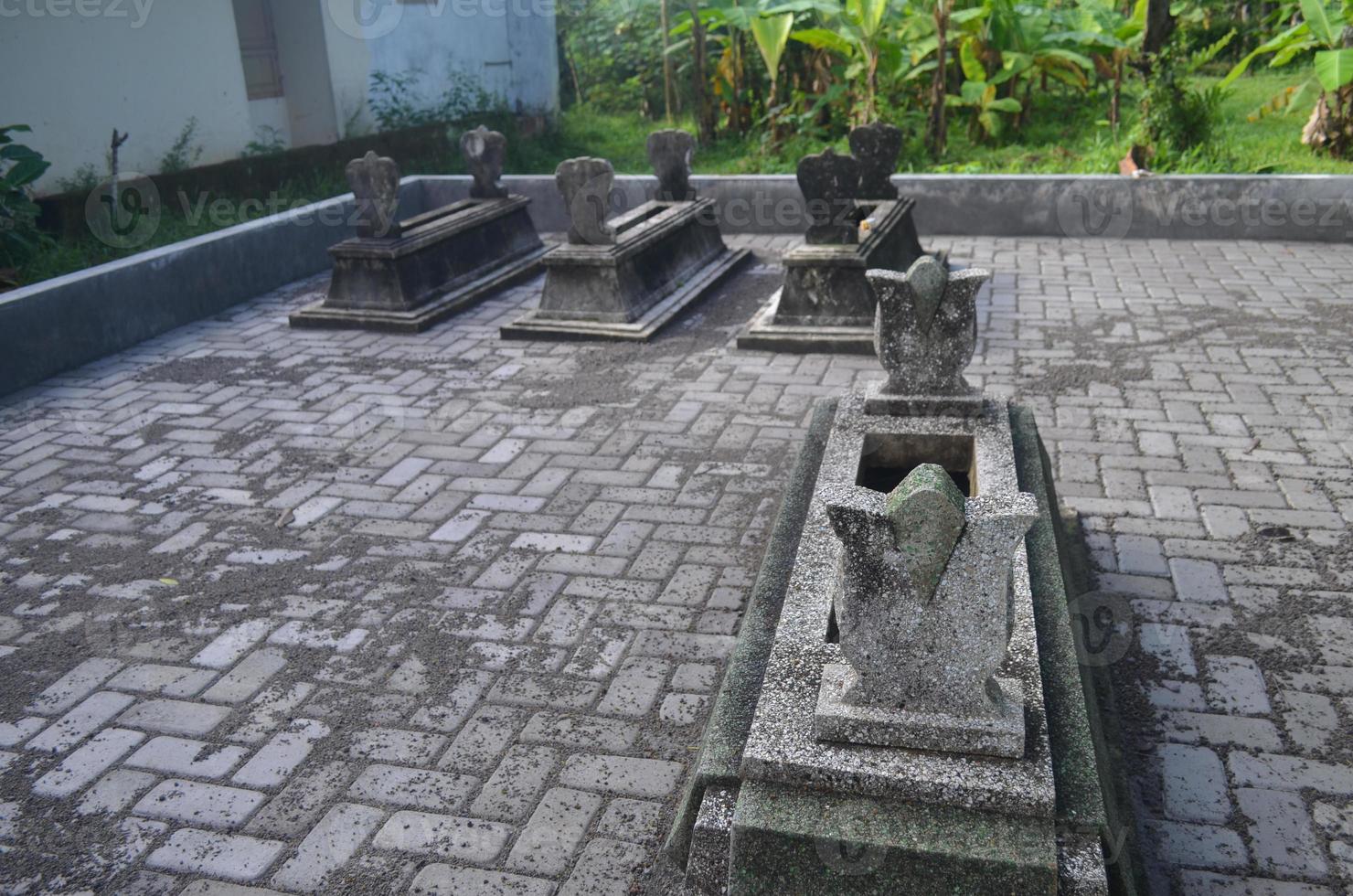 morbido messa a fuoco un' tipico tomba tomba nel Giava. famiglia funerale nel Giava, Indonesia. raccapricciante. Halloween concetto foto