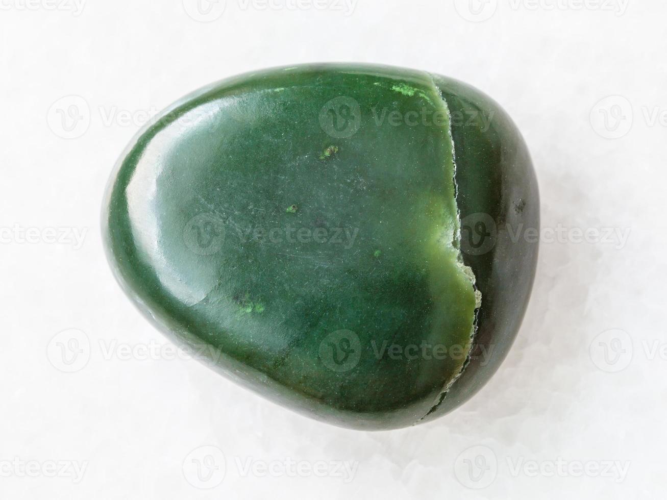 ciottolo di verde nefrite pietra preziosa su bianca foto