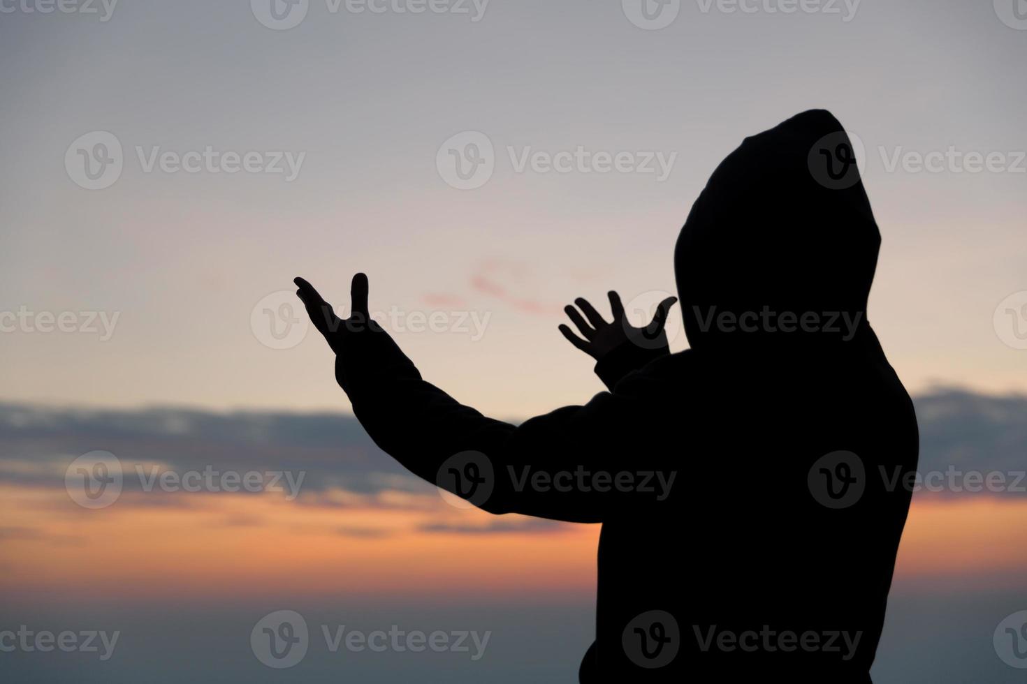 silhouette di donna mano preghiere spiritualità e religione, femmina culto per Dio. cristianesimo religione concetto. religioso persone siamo umile per Dio. cristiani avere speranza fede e fede nel Dio. foto