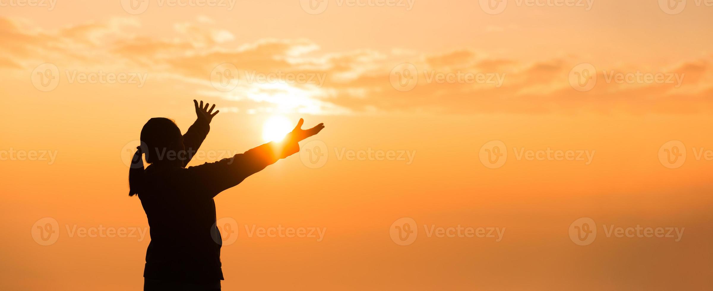 silhouette di donna mano preghiere spiritualità e religione, femmina culto per Dio. bandiera con copia spazio. religioso persone siamo umile per Dio. cristiani avere speranza fede e fede nel Dio. foto