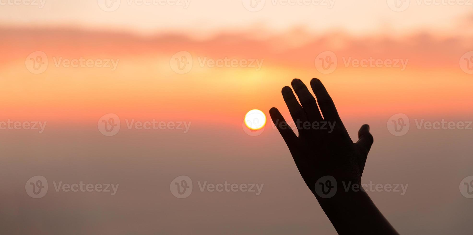 silhouette di donna mano preghiere spiritualità e religione, femmina culto per Dio. cristianesimo religione concetto. religioso persone siamo umile per Dio. cristiani avere speranza fede e fede nel Dio. foto