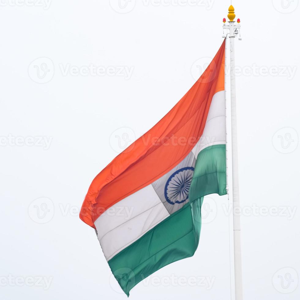 sventolando la bandiera indiana, bandiera dell'india, bandiera indiana che svolazza in alto a connaught place con orgoglio nel cielo blu, bandiera indiana, har ghar tiranga, sventolando la bandiera indiana foto