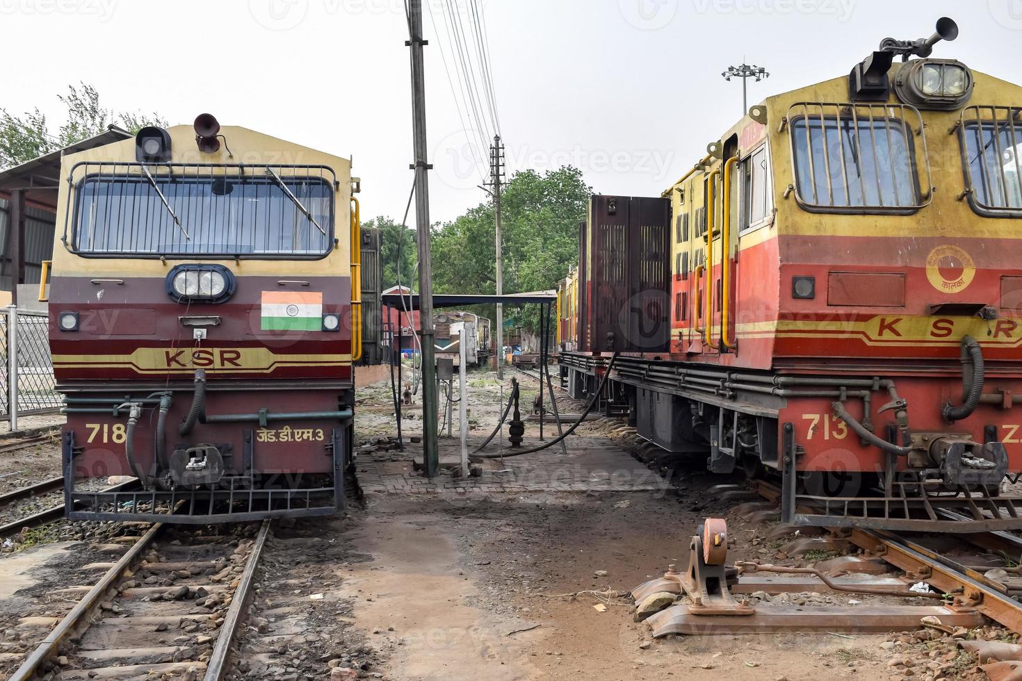 calca, haryana, India Maggio 14 2022 - indiano giocattolo treno diesel locomotiva motore a calca ferrovia stazione durante il giorno volta, calca shimla giocattolo treno diesel locomotiva motore foto