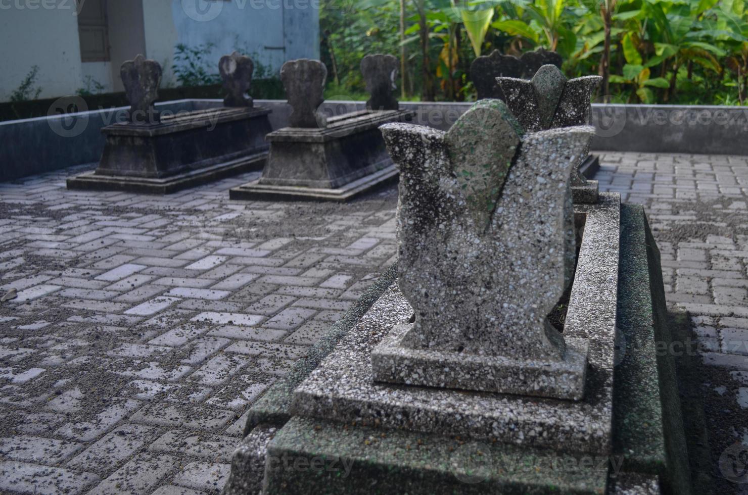 morbido messa a fuoco un' tipico tomba tomba nel Giava. famiglia funerale nel Giava, Indonesia. raccapricciante. Halloween concetto foto