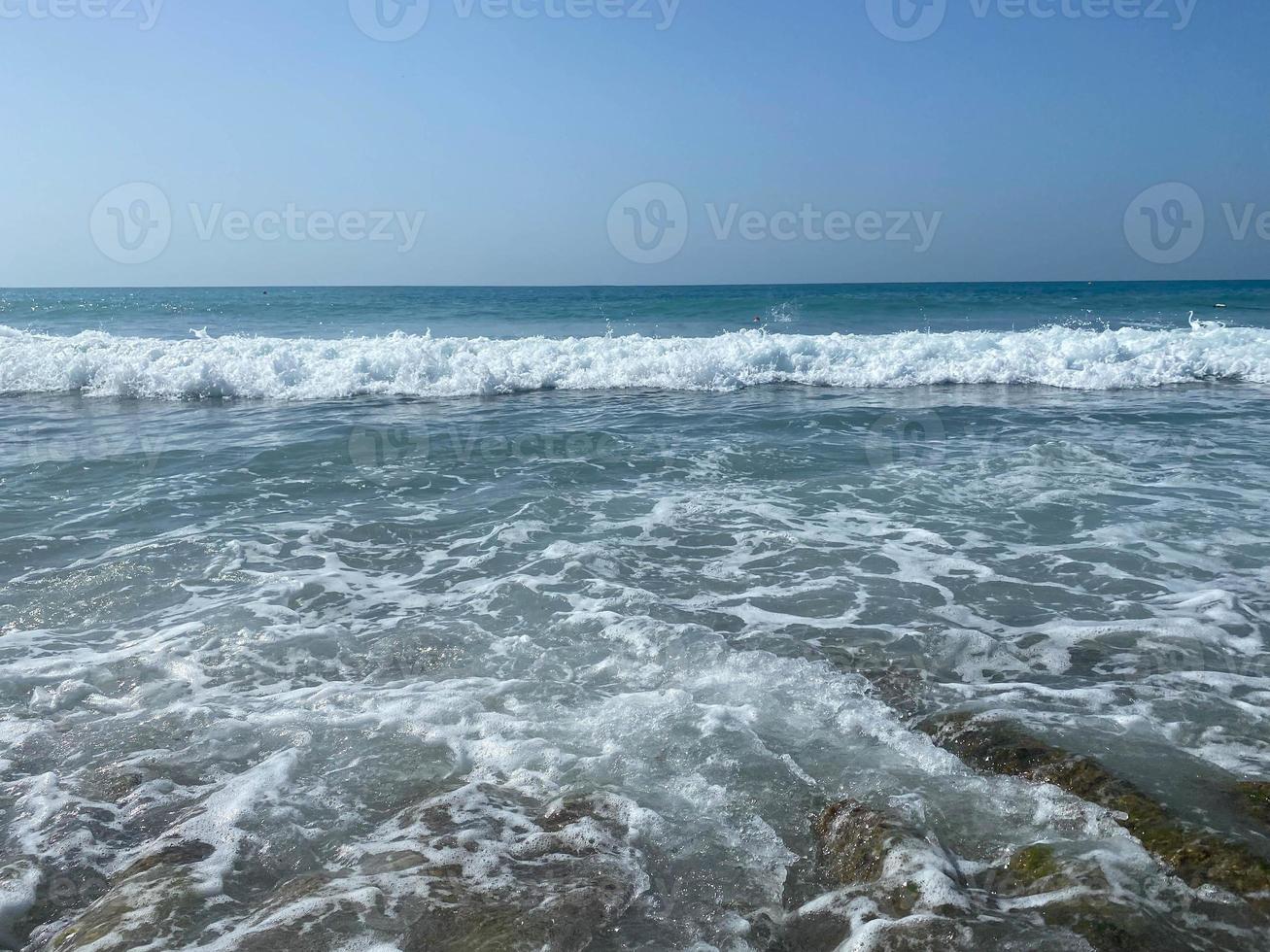 bellissimo mare con onde spruzzi acqua paesaggio Visualizza a partire dal il spiaggia nel un' caldo tropicale orientale nazione meridionale ricorrere. sfondo, struttura foto