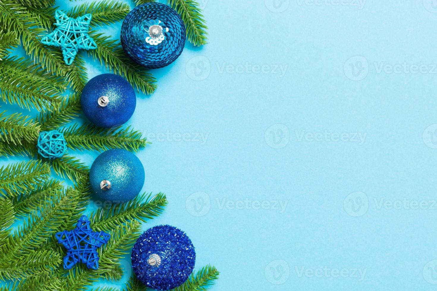 Natale composizione fatto di abete albero, palle e diverso decorazioni su colorato sfondo. superiore Visualizza di nuovo anno Avvento concetto con vuoto spazio per il tuo design foto