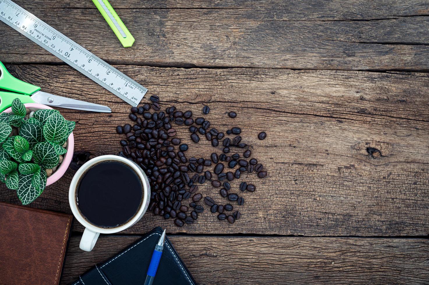 tazza di caffè e cancelleria sulla scrivania foto