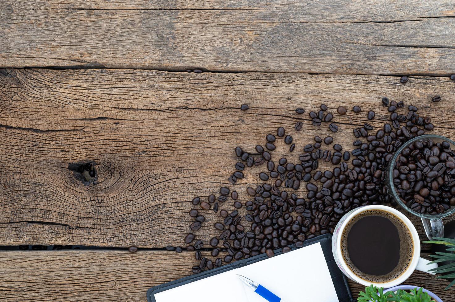 tazze da caffè, chicchi di caffè e un libro dei record foto