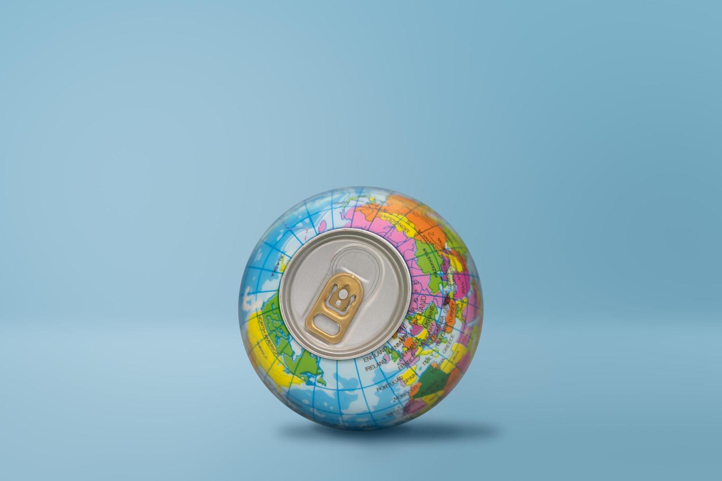 globo del mondo con coperchio di latta su sfondo blu foto