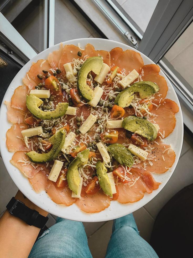 avocado con piatto di carne e formaggio foto