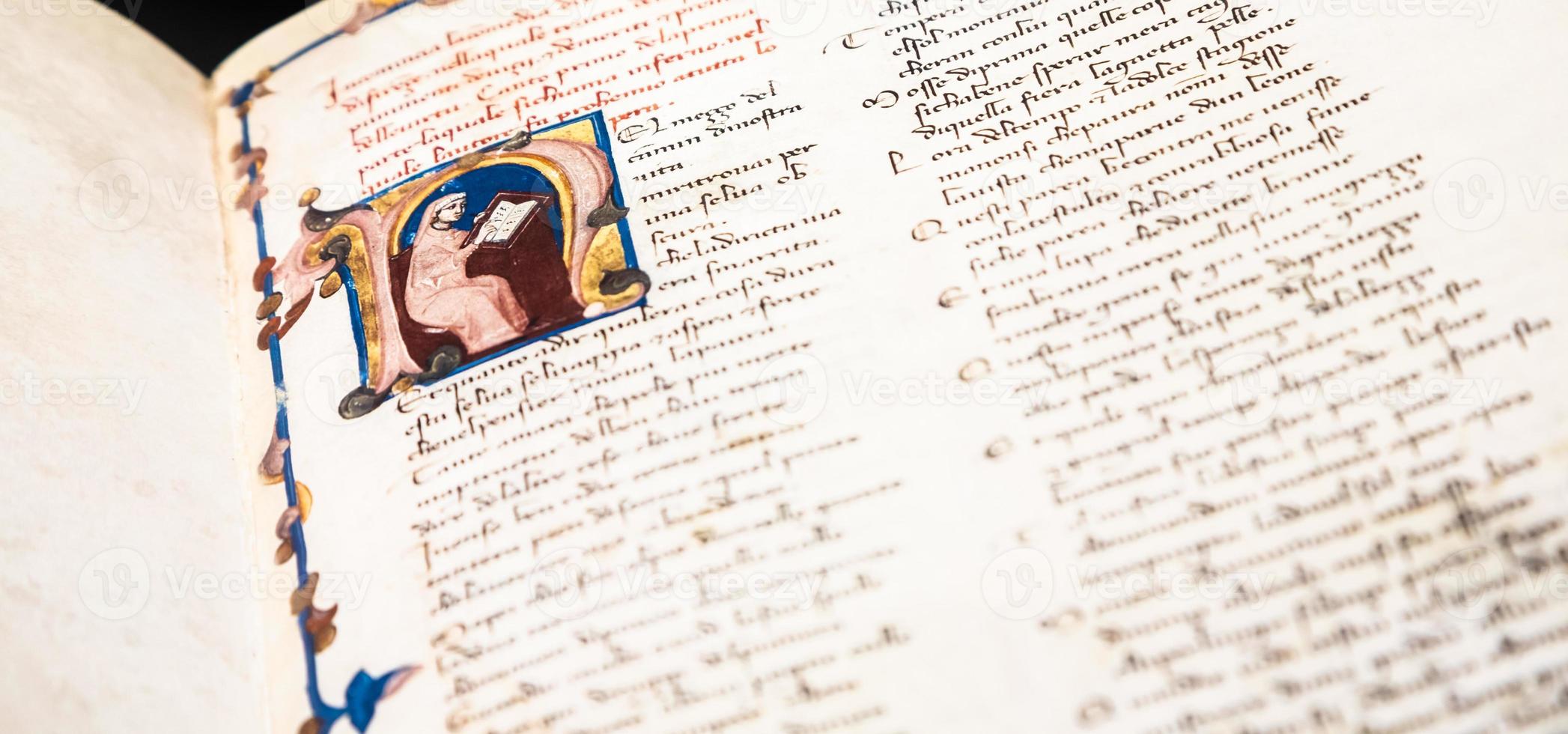 foglio manoscritto antico della divina commedia dantesca. foto