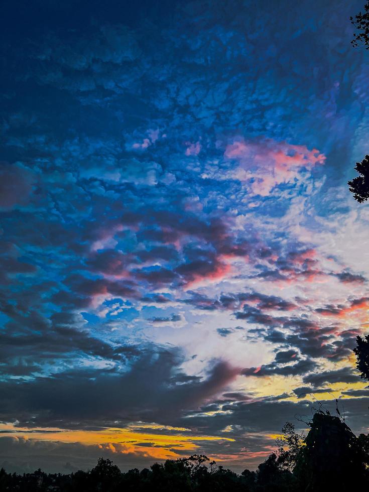 sera cielo durante tramonto. foto