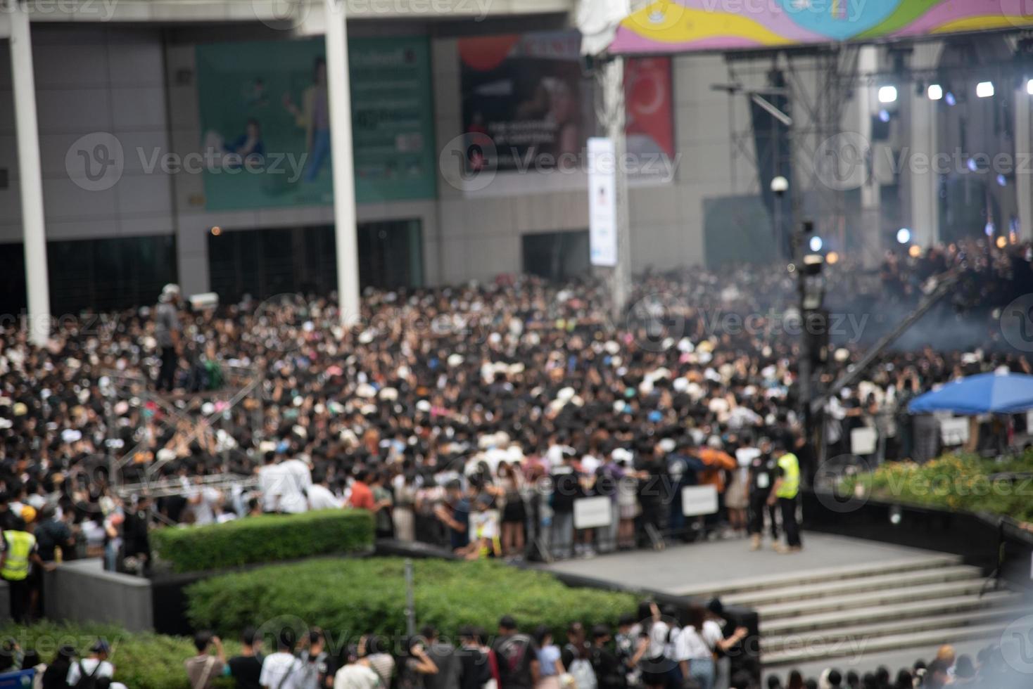 persone folla Guardando evento Festival concerto all'aperto sfocato sfondo. foto