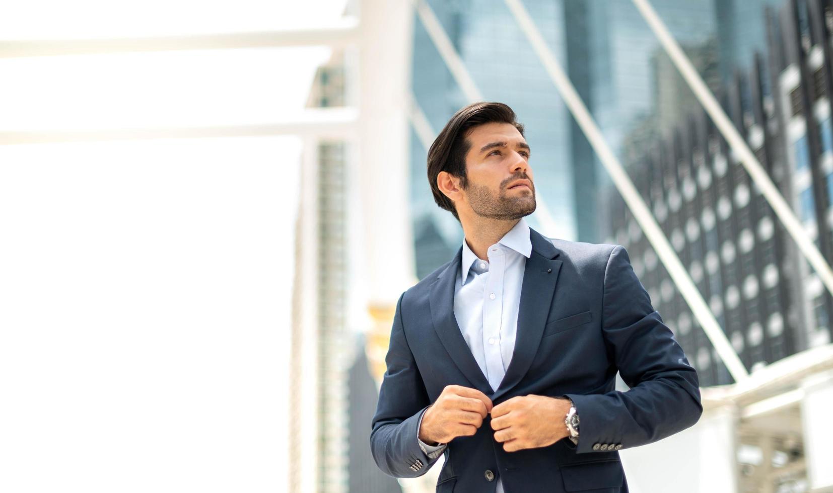 il ritratto di contento giovane bello caucasico uomo d'affari con occhiali e indossare in profondità blu tute per professionale Guarda. foto