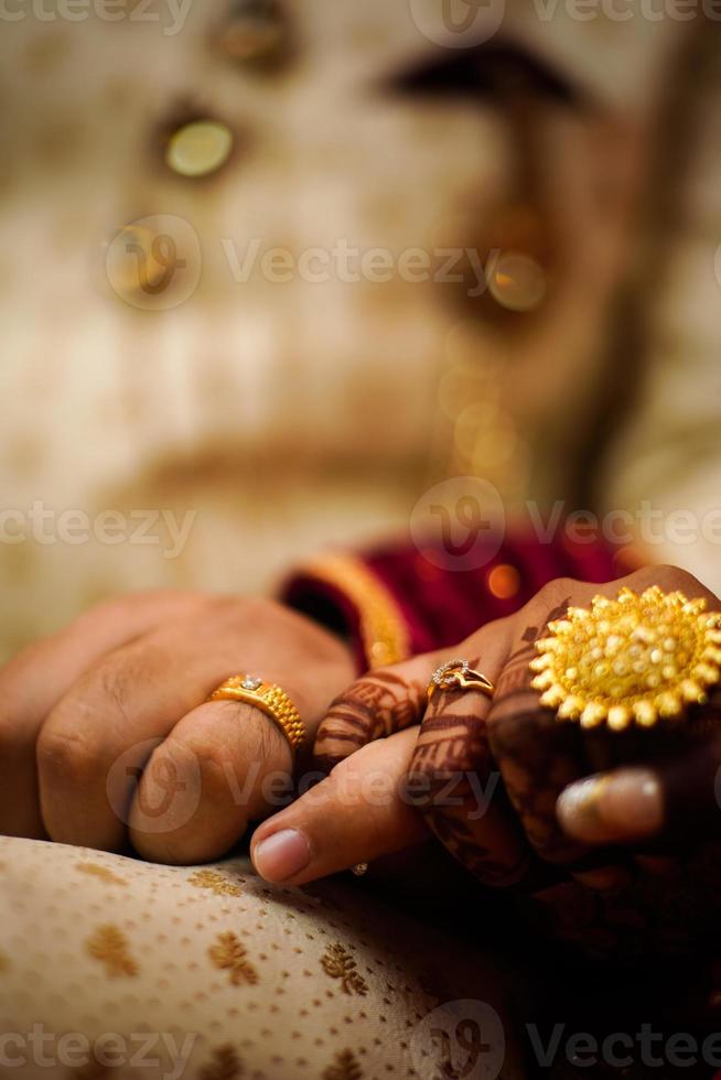 tradizionale Fidanzamento squillare su sposa mano foto