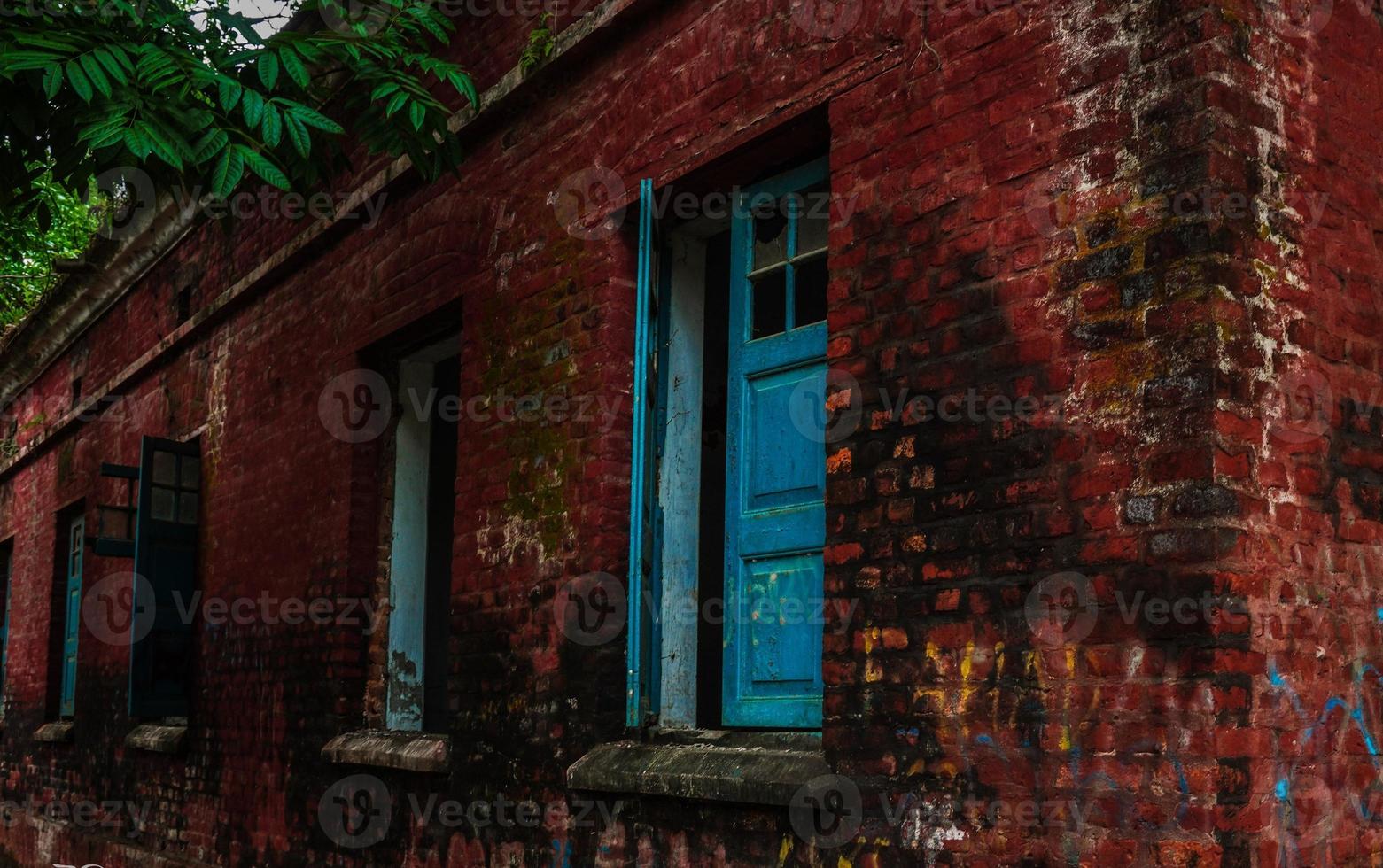 vecchio rosso colore edificio nel natura raccolta polvere foto