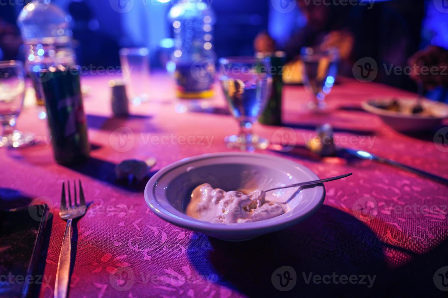 ghiaccio crema su un' piatto su un' buffet notte foto