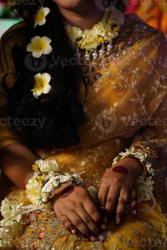 sposa nel bellissimo giallo vestito nel nozze foto