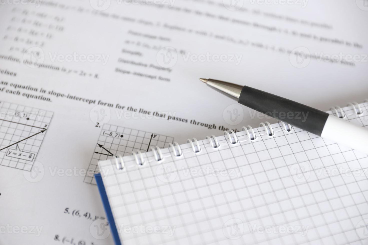 grafia di geometrico compiti su visita medica, la pratica, quiz o test nel geometria classe. soluzione esponenziale equazioni concetto. foto