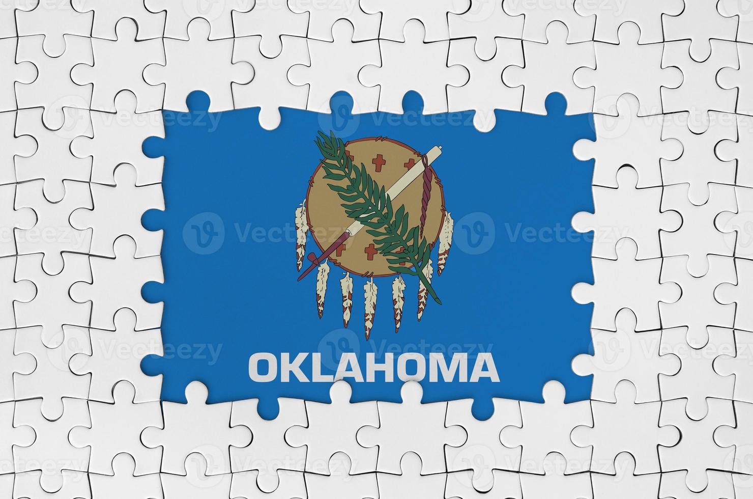 Oklahoma noi stato bandiera nel telaio di bianca puzzle pezzi con mancante centrale parte foto