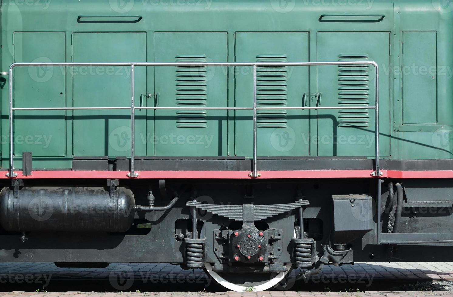 il ruote di un' moderno russo elettrico treno con shock assorbitori e frenata dispositivi. il lato di il taxi foto