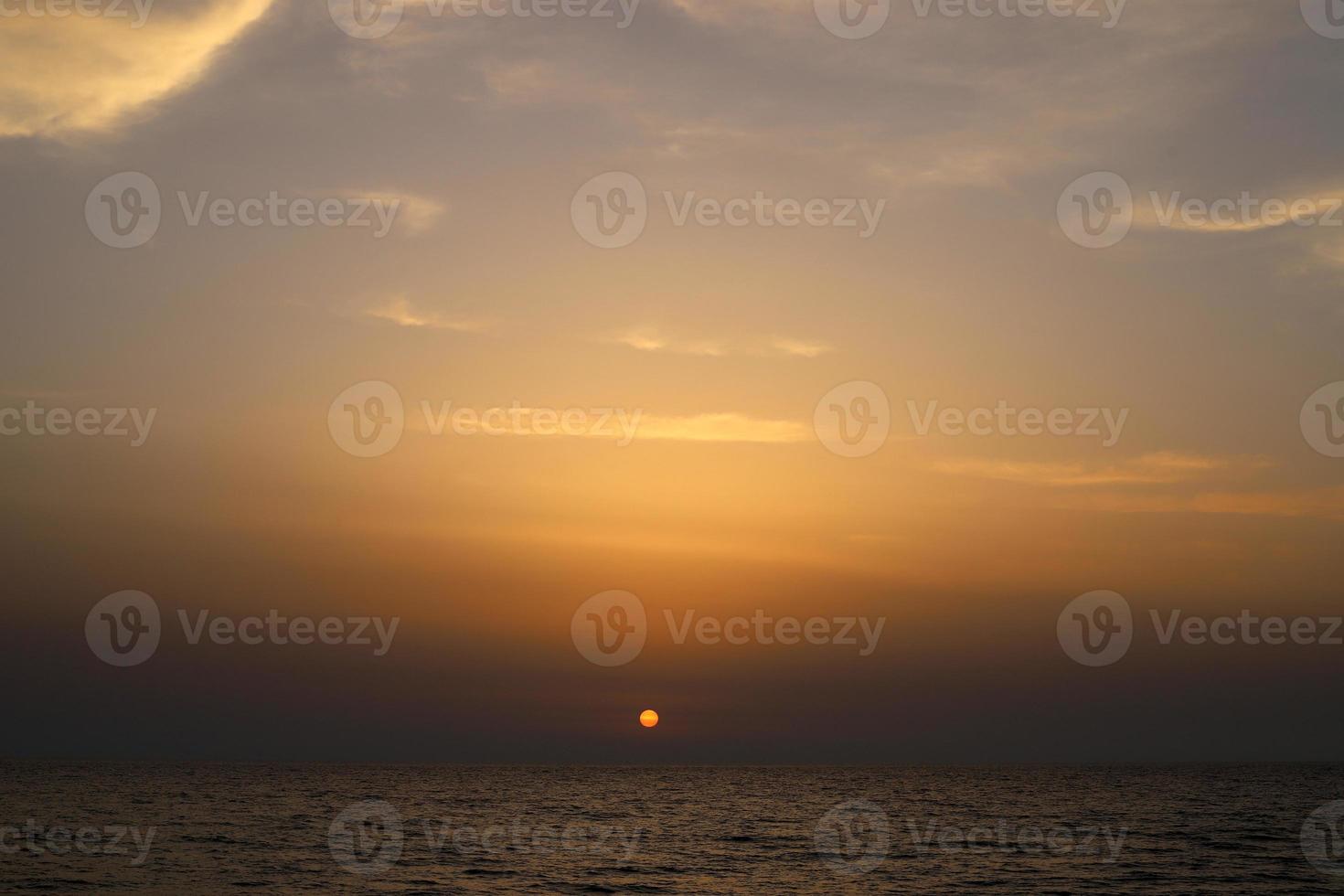 il sole tramonta sotto l'orizzonte sul Mar Mediterraneo nel nord di Israele. foto