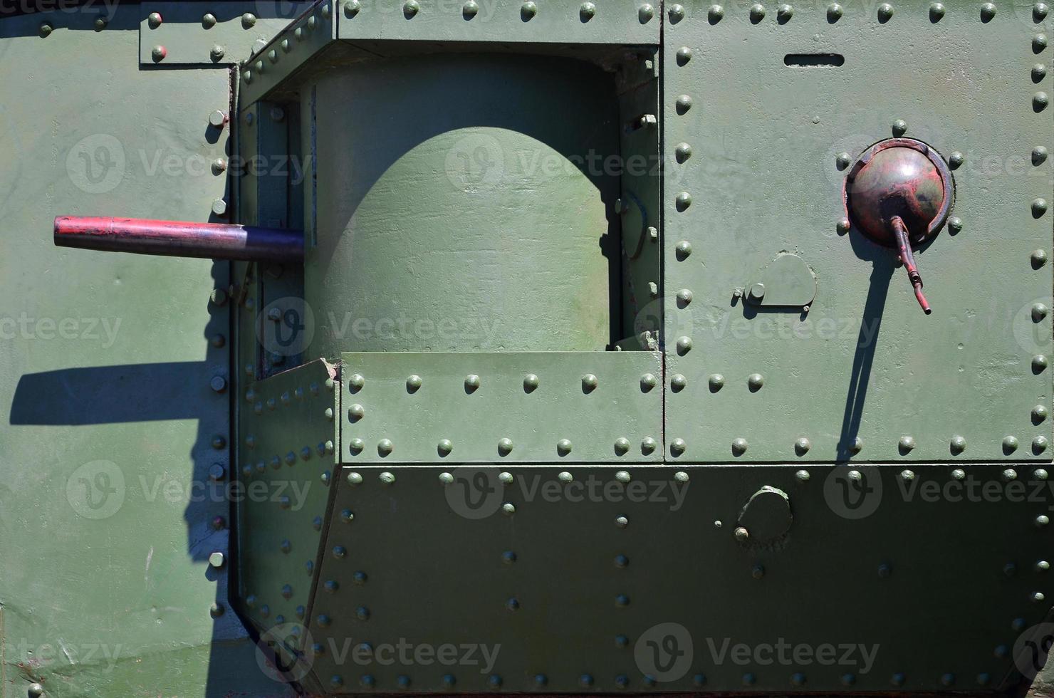 il struttura di il parete di il cisterna, fatto di metallo e rinforzata con un' moltitudine di bulloni e rivetti. immagini di il copertura di un' combattere veicolo a partire dal il secondo mondo guerra con un' guidato macchina pistola foto