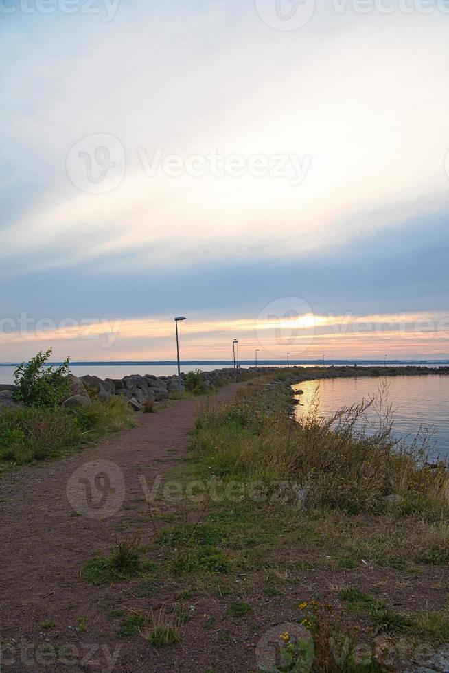 tramonto nel Svezia a il porto di lago vaetter. paesaggio tiro nel Scandinavia. foto