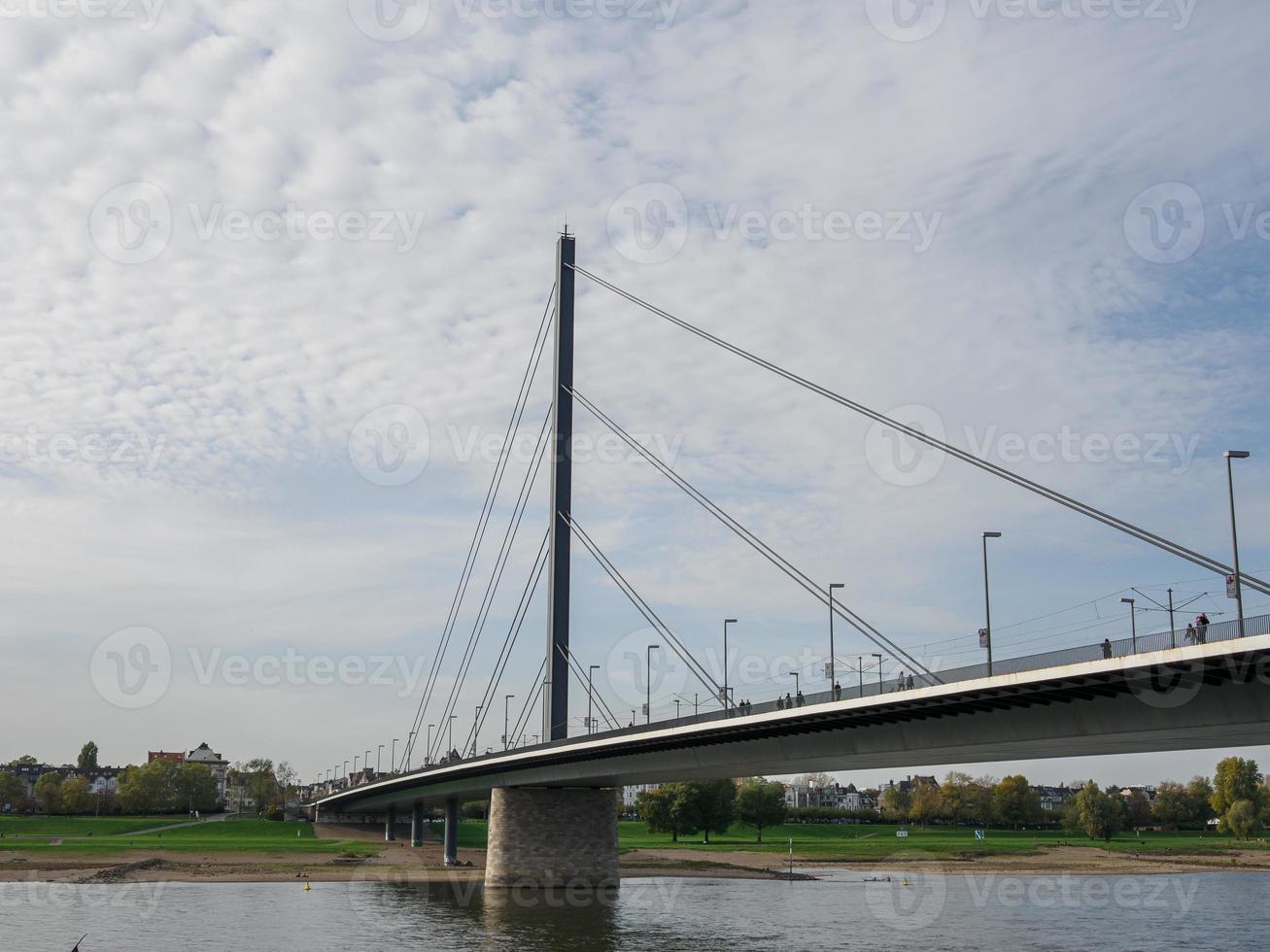 il Reno fiume e il città di dusseldorf foto