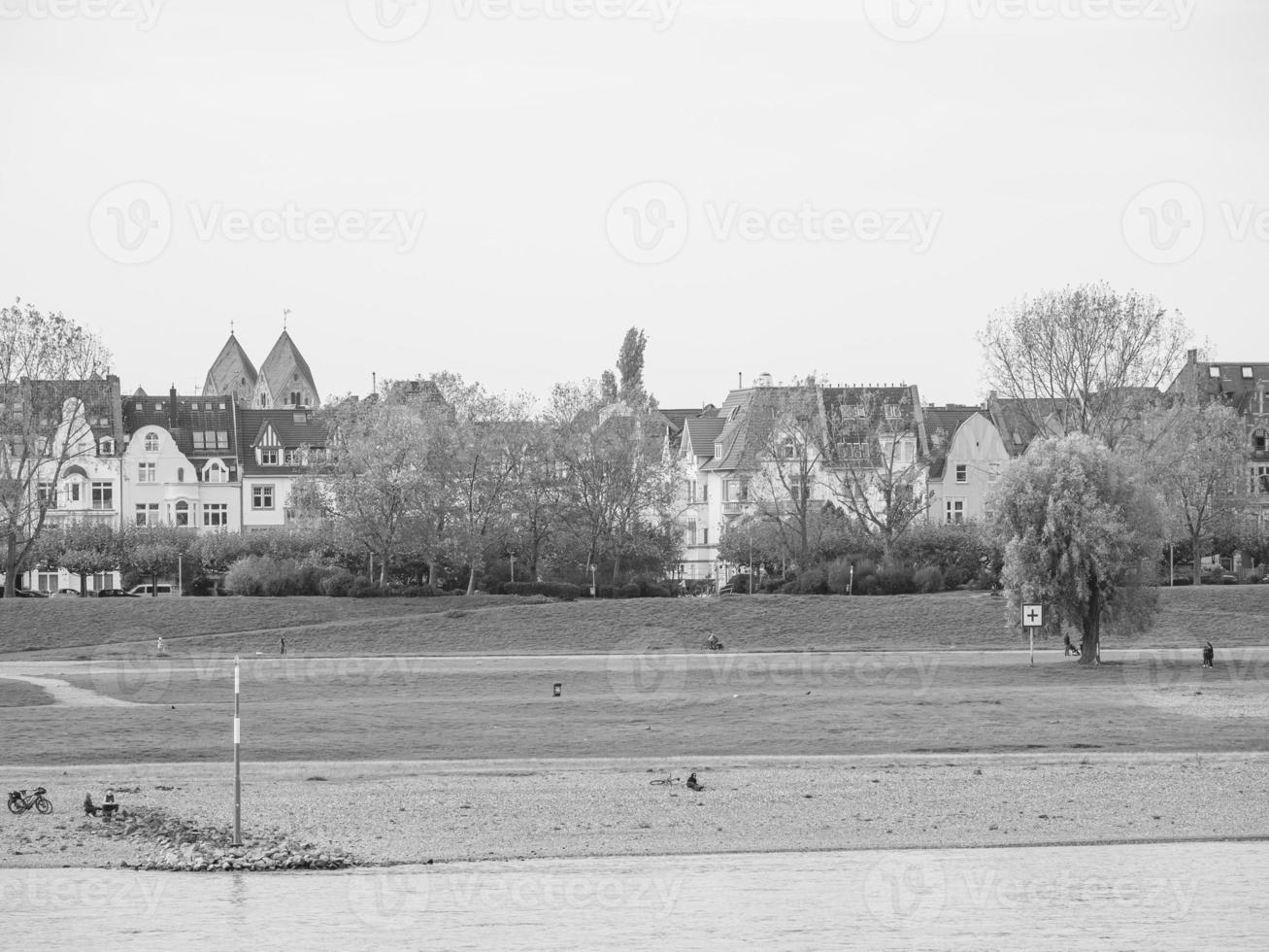 il Reno fiume e il città di dusseldorf foto