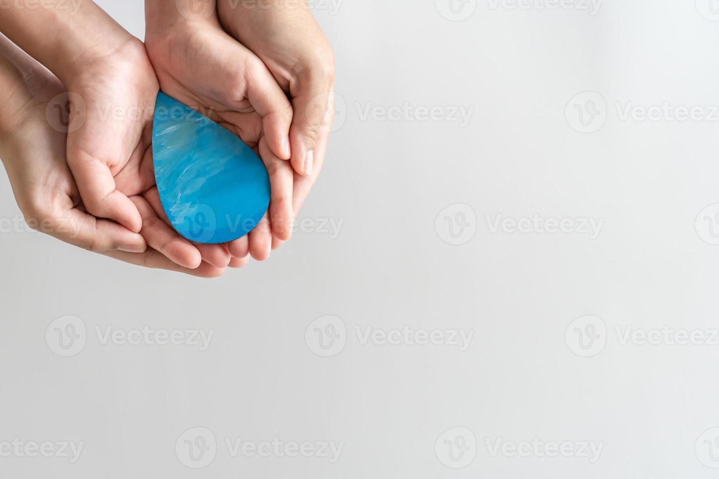 adulto e bambino mani Tenere il acqua far cadere su loro mano. foto