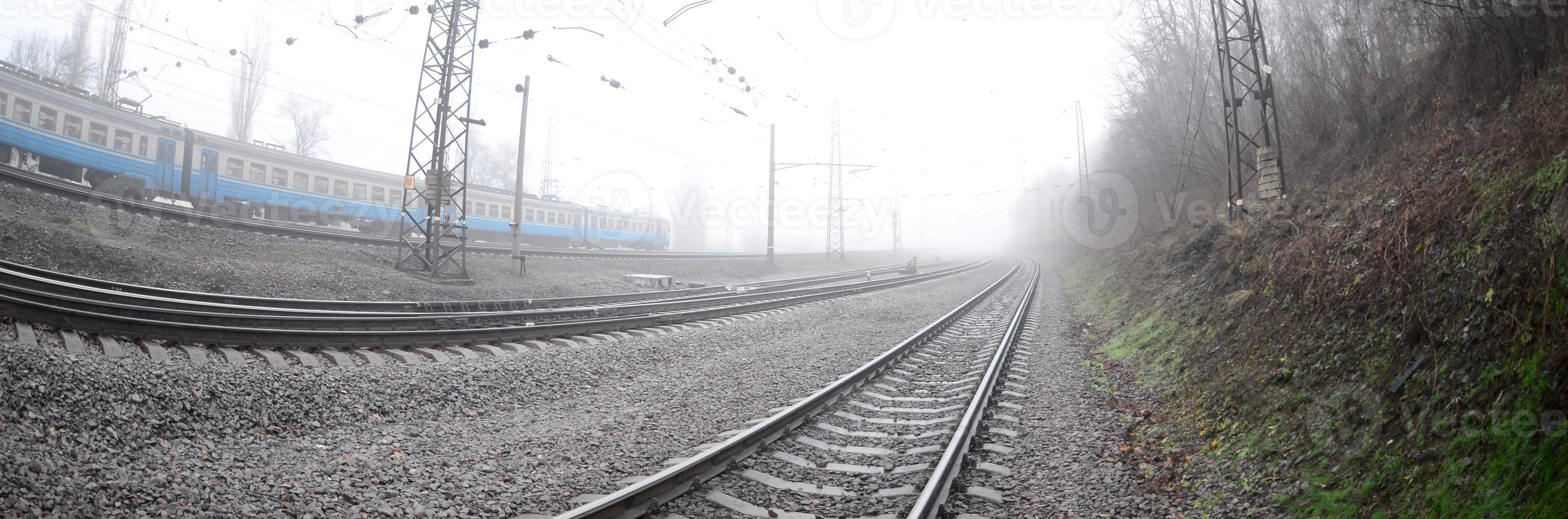 il ucraino suburbano treno si precipita lungo il ferrovia nel un' nebbioso mattina. fisheye foto con è aumentato distorsione