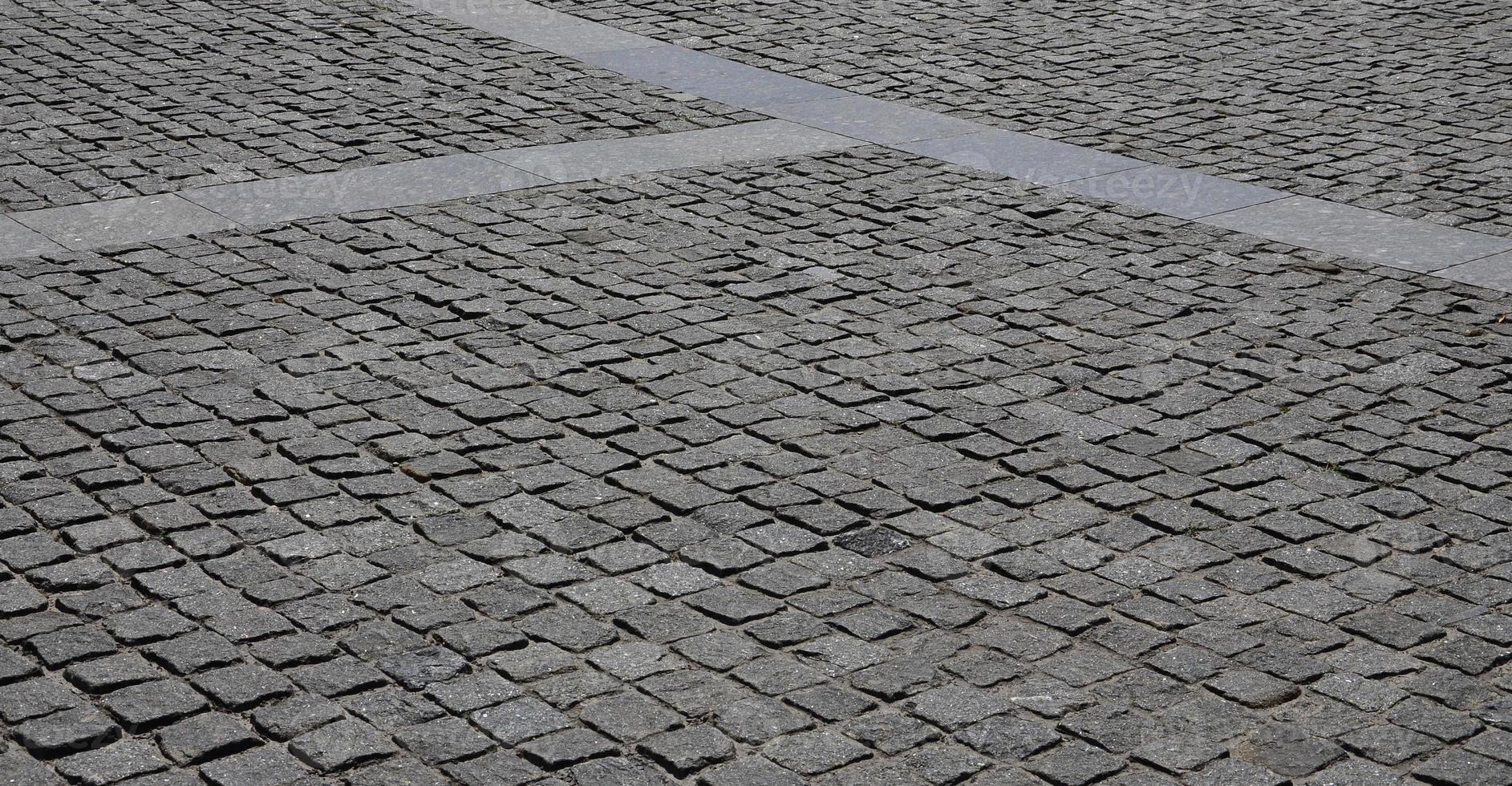 il struttura di il pavimentazione lastra pavimentazione pietre di molti piccolo pietre di un' piazza forma sotto luminosa luce del sole foto