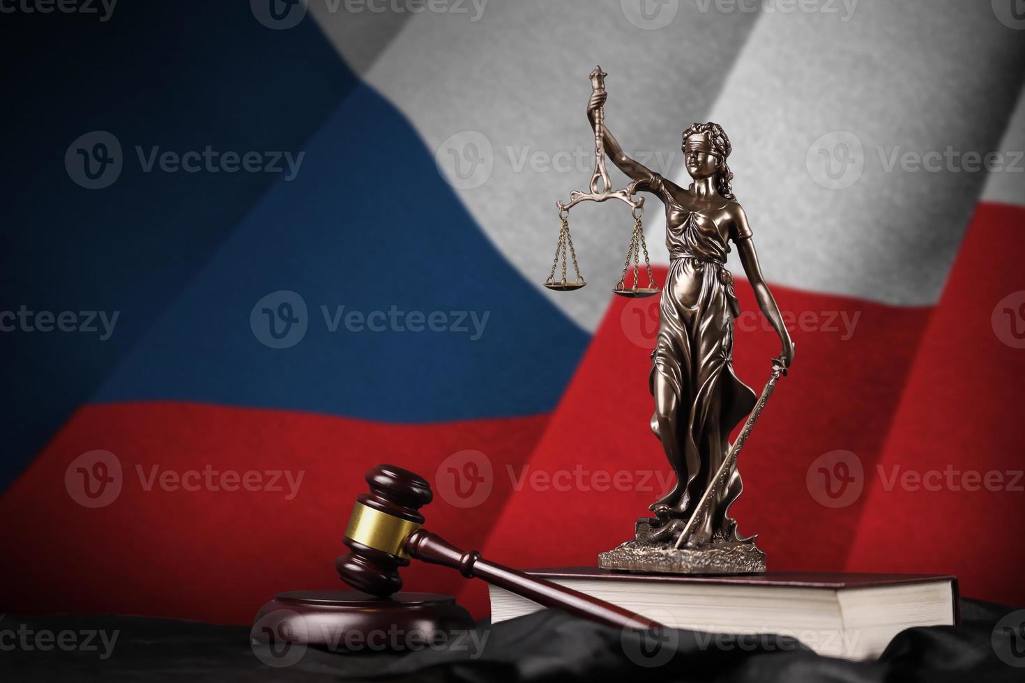 ceco bandiera con statua di signora giustizia, costituzione e giudice martello su nero drappeggio. concetto di giudizio e colpa foto