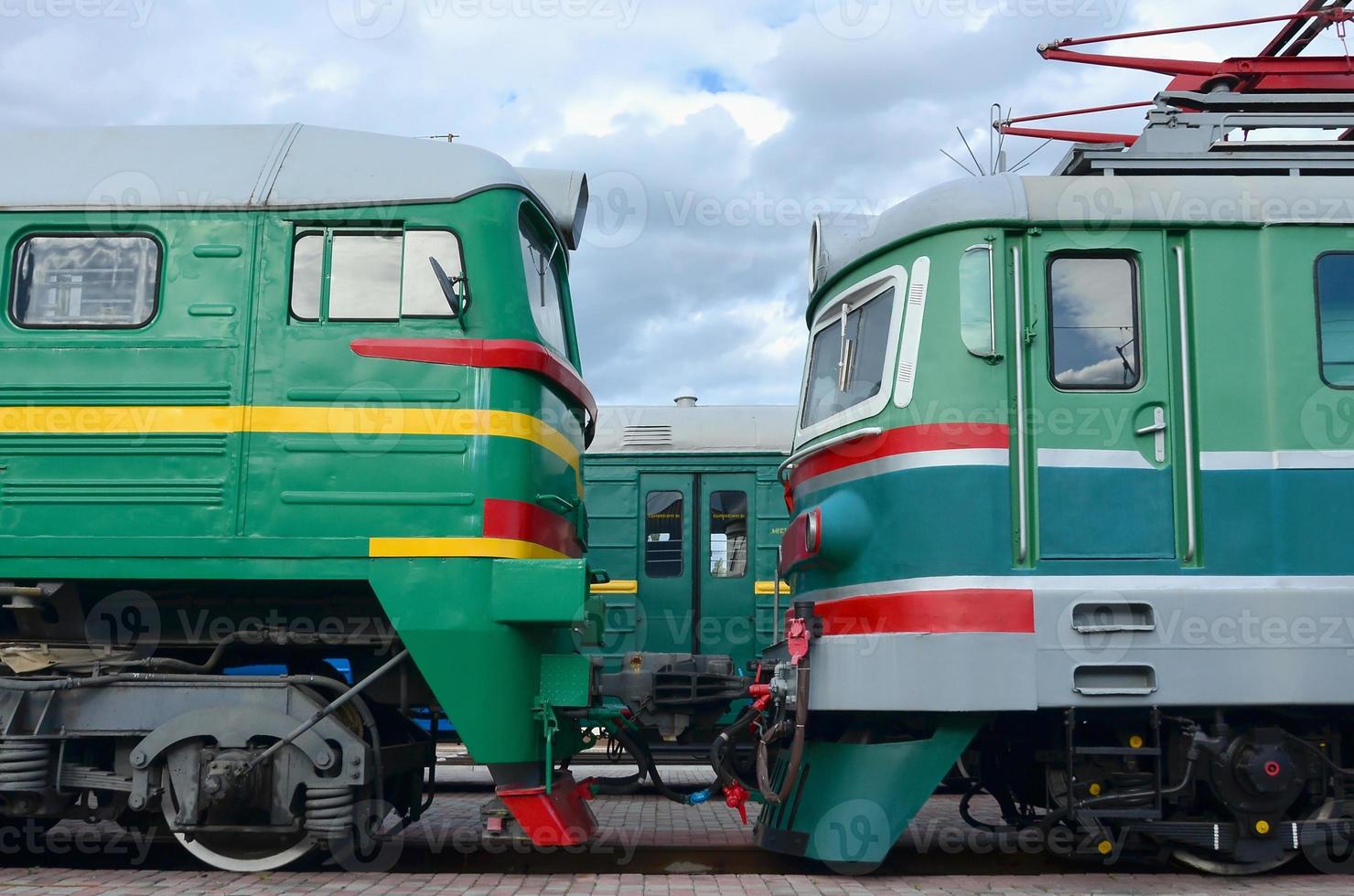 taxi di moderno russo elettrico treni. lato Visualizza di il teste di ferrovia treni con un' lotto di ruote e finestre nel il modulo di oblò foto