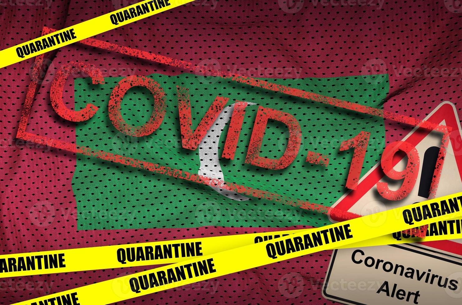 Maldive bandiera e covid-19 quarantena giallo nastro con rosso francobollo. coronavirus o 2019-ncov virus foto