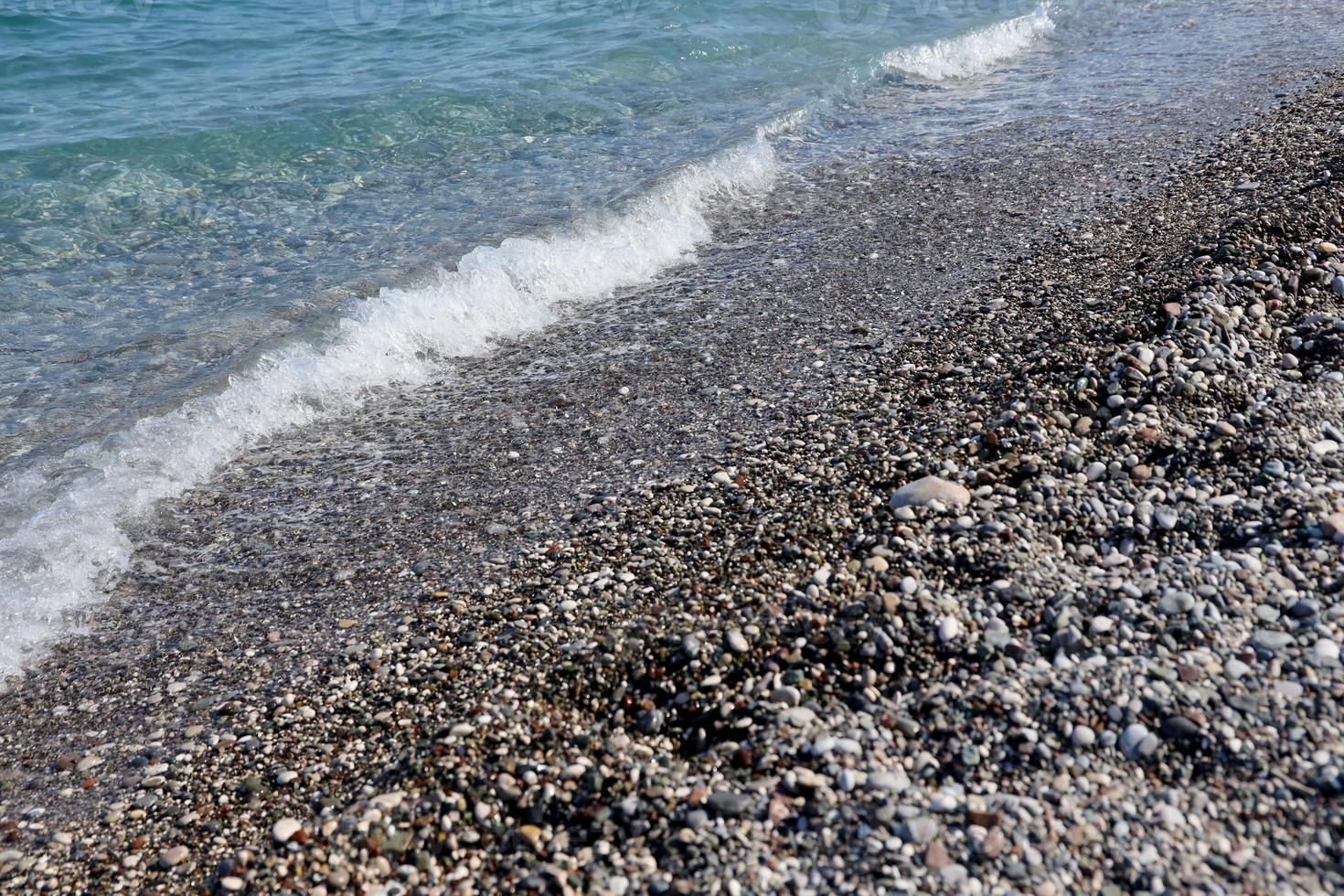 banca di ciottoli con il mare e spiaggia nel il sfondo foto