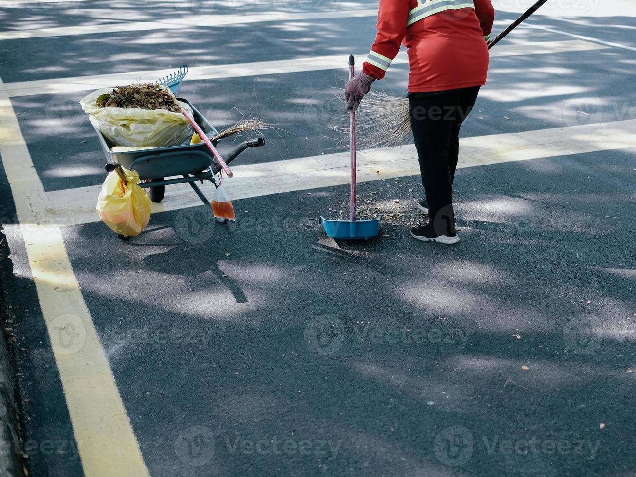 alto angolo Visualizza di strada addetto alle pulizie a opera foto