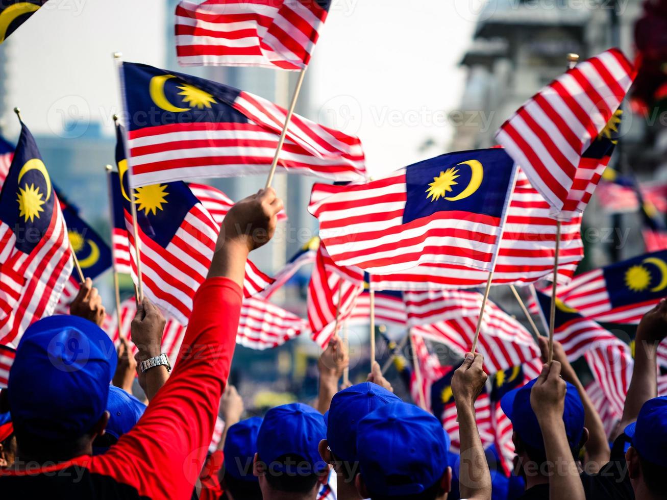 persone agitando malese bandiere festeggiare il indipendenza giorno foto