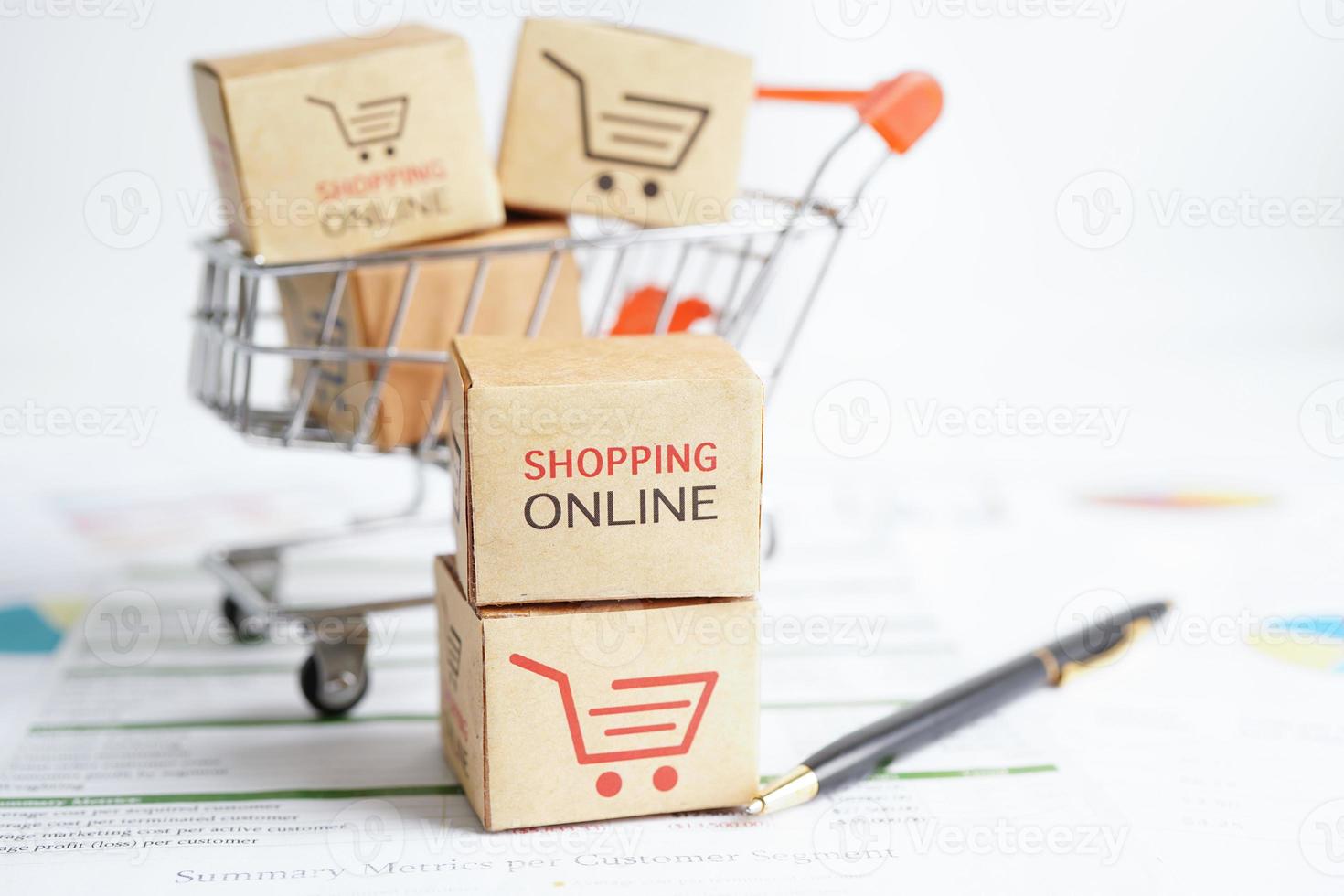 shopping online, scatola del carrello sul grafico commerciale, import export, commercio finanziario. foto