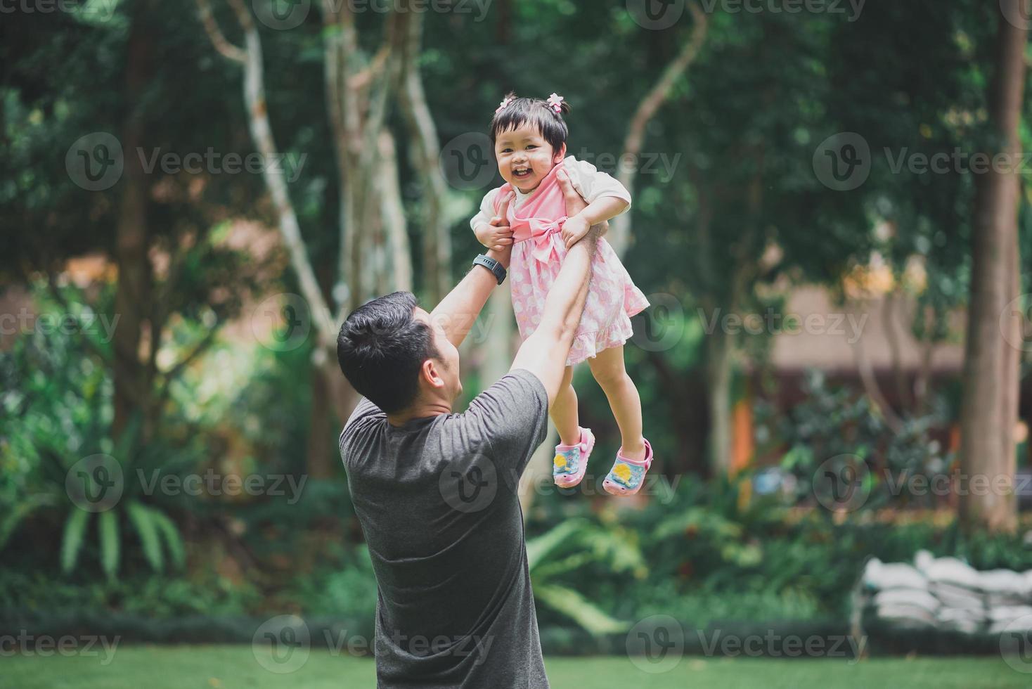 asiatico godere contento padre papà Tenere il suo figlia e avendo bene tempo nel autunno parco. concetto di famiglia. padre e bambino figlia. contento famiglia. foto