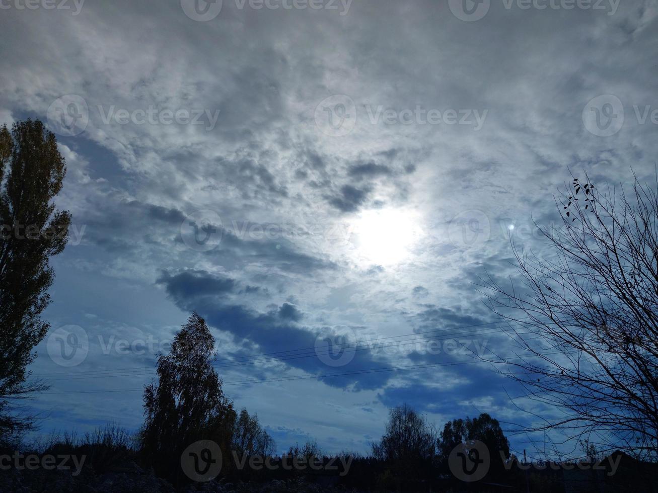 multicolore nuvole volare al di sopra di il villaggio foto