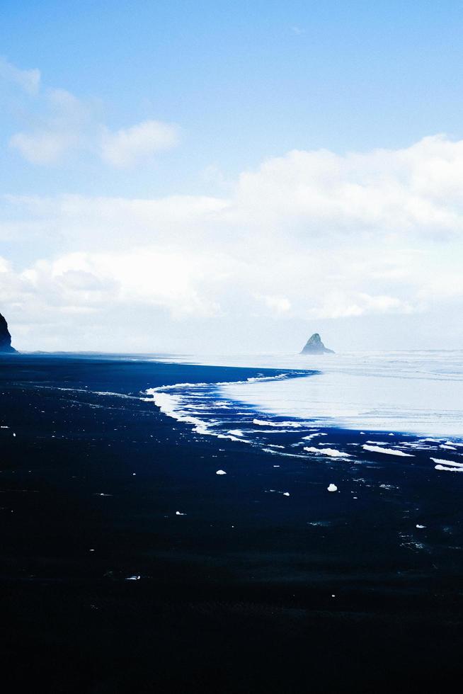 onde del mare sotto nuvole bianche e cielo blu foto