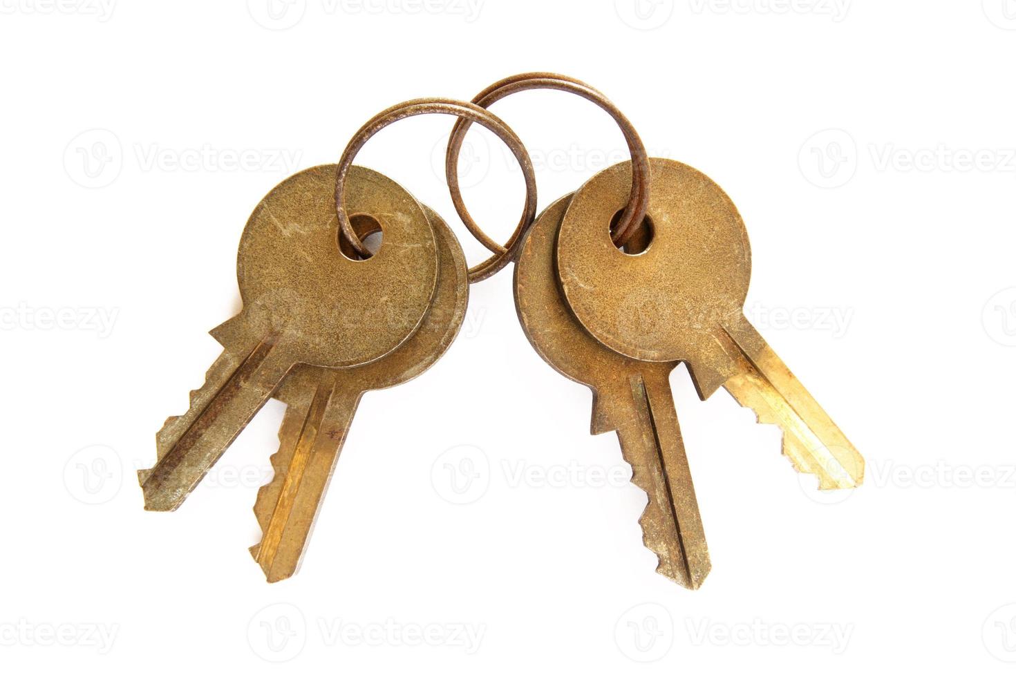 mazzo di vecchio chiavi isolato su bianca foto