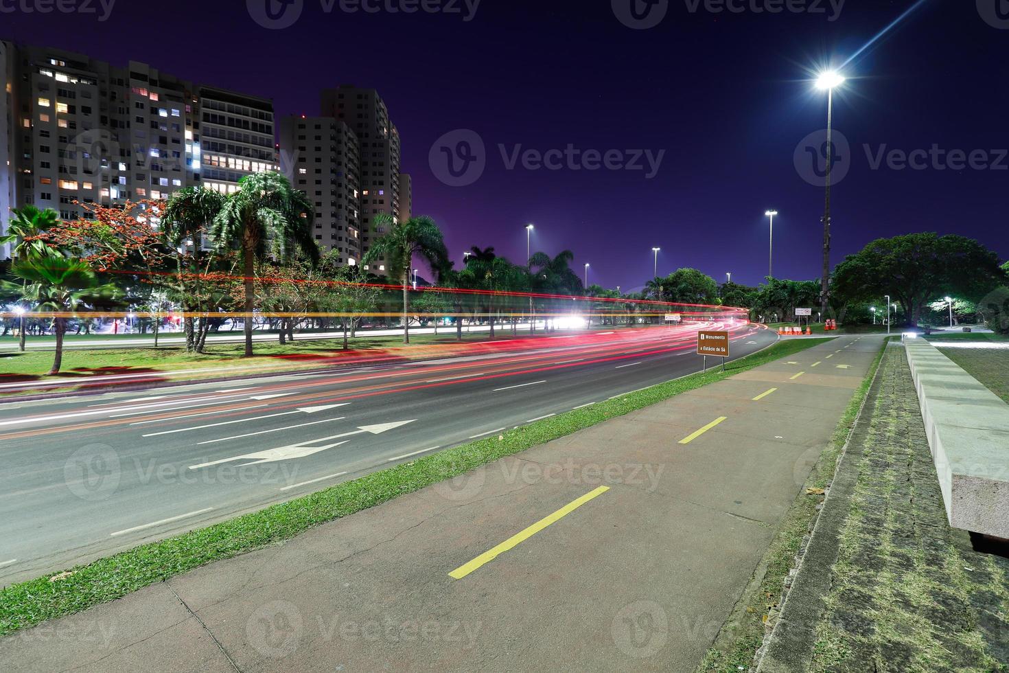 rio de janeiro, rj, brasile, 2022 - leggero sentieri a notte nel flamengo parco foto