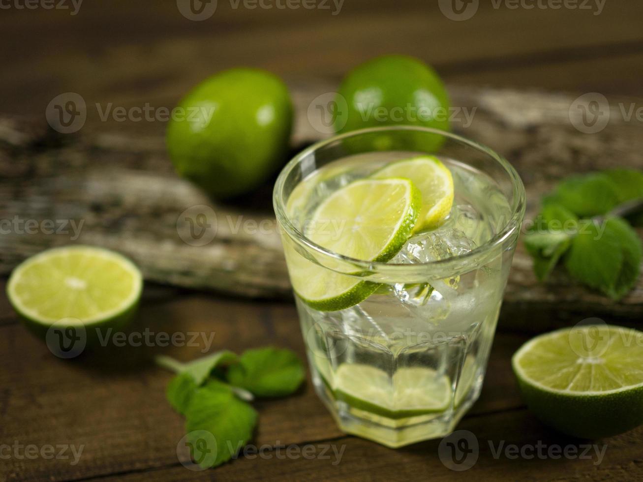 minerale acqua con lime e menta foto