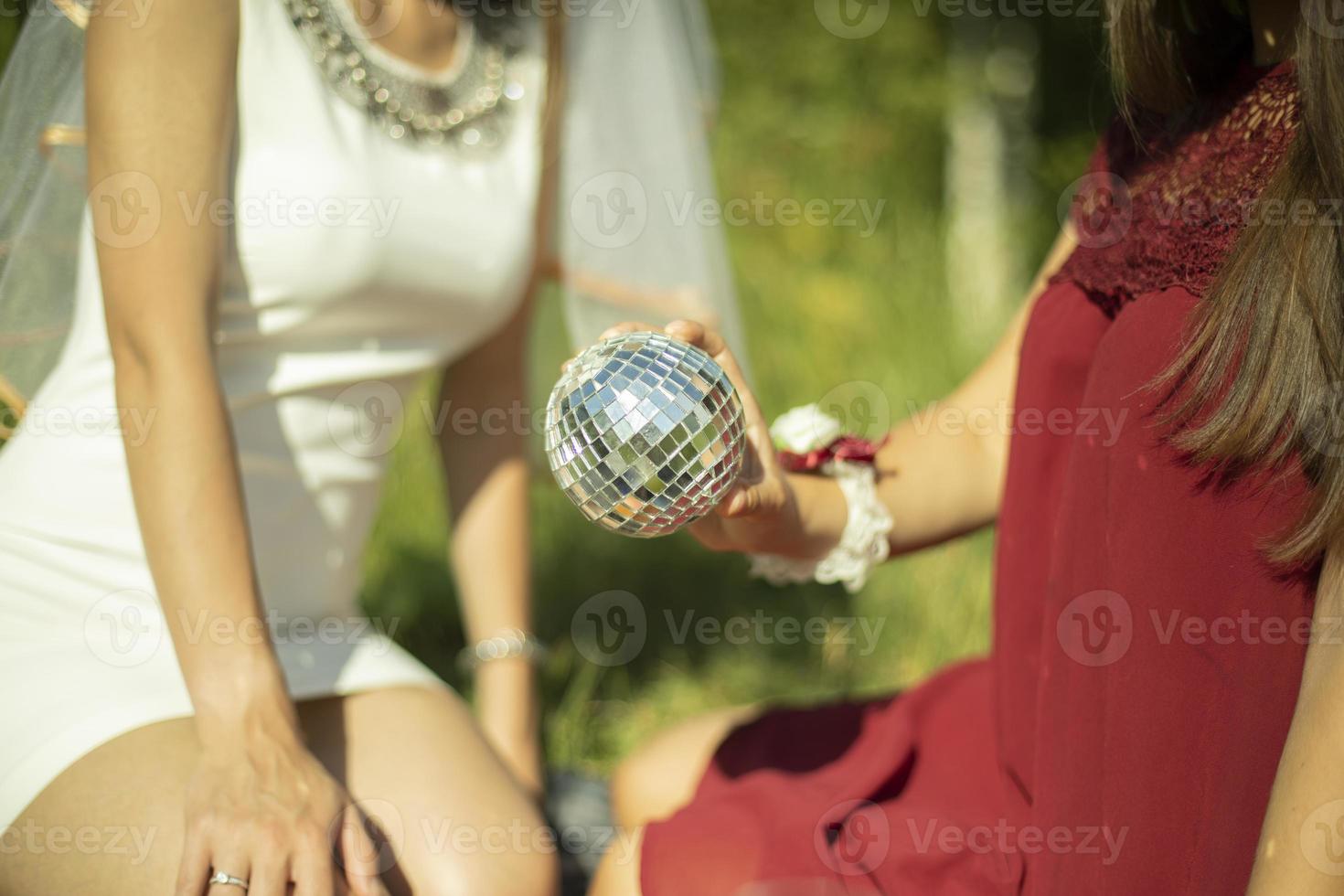 ragazza Tenere sfera. ragazze su picnic. dettagli di all'aperto ricreazione. foto