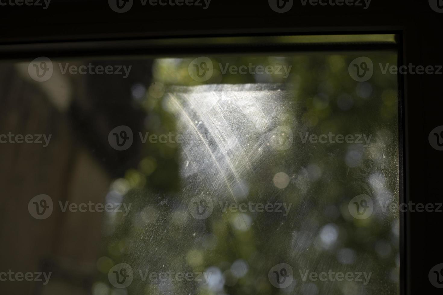 riflessione nel bicchiere. sporco finestra. polvere su finestra bicchiere. foto